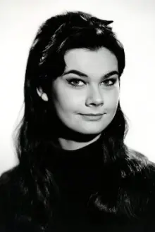 Imogen Hassall como: Maria