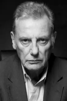 Paul Darrow como: Mr. Moon