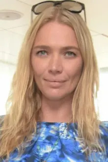 Jodie Kidd como: Herself - Presenter