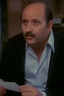Agustín González como: Padre de Magda