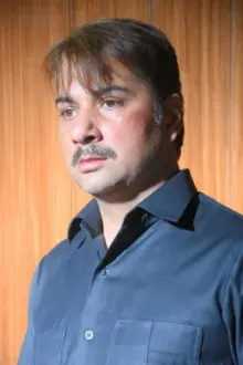 Varun Badola como: Badri