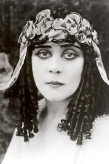 Theda Bara como: Self - From 'A Fool There Was' (archive footage)
