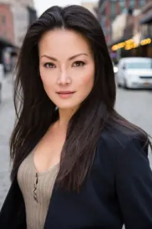 Jane Kim como: Mia Mortlake