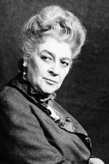 Faina Ranevskaya como: Mme. Loiseau