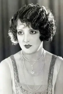 Estelle Taylor como: A Wife / The Vamp / The Girl