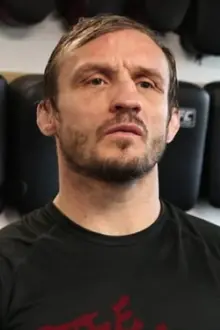 Brad Pickett como: 