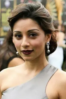 Amrita Puri como: Arzoo