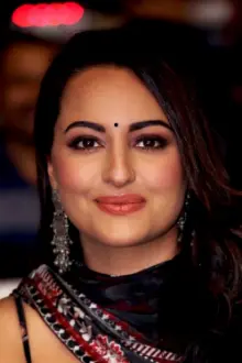 Sonakshi Sinha como: Pakhi Roychoudhary