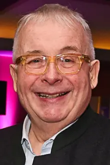 Christopher Biggins como: 