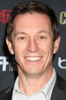 Rove McManus como: Host