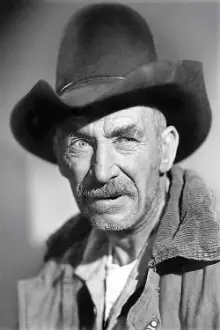 Andy Clyde como: Andy Clyde, Owner of Women's Clothing Store