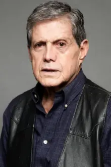 Héctor Bonilla como: Julio Escandón