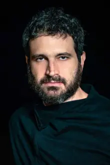 Caco Ciocler como: Ivan Cláudio