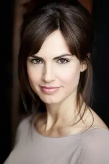 Claudia Bassols como: Janice Knowles