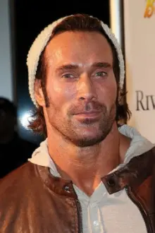 Mike O'Hearn como: Bullrock