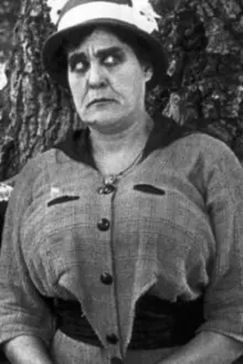 Phyllis Allen como: Mrs. Sniffels