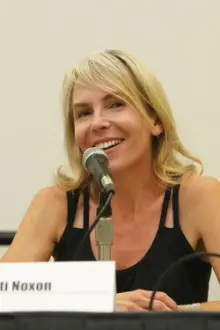 Marti Noxon como: Wife