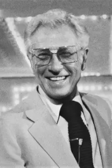 Allen Ludden como: Self - Announcer (voice