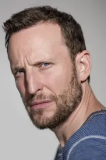 Bodhi Elfman como: Eddy Pinie / Clown Zippy