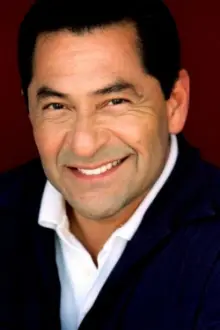 Mike Gomez como: Robert Gallardo