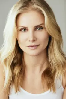 Larisa Polonsky como: Detective Romanski