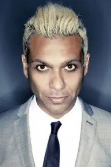 Tony Kanal como: Himself - Bass