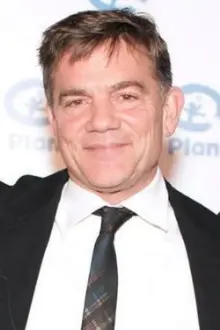 John Michie como: Tom