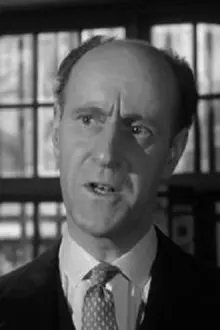 Arthur Howard como: Vicar