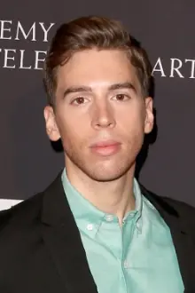 Jordan Gavaris como: Prince