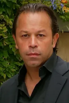 Nelson Vasquez como: Izzie