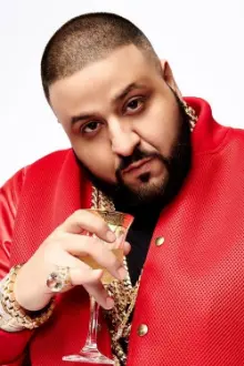 DJ Khaled como: Ele mesmo