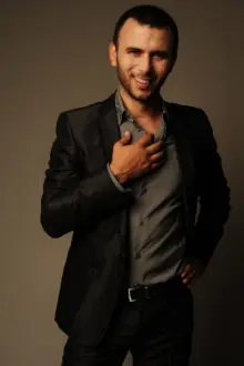 Lotfi Abdelli como: Simon