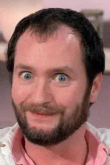 Kenny Everett como: Dr. Lukas Mandeville