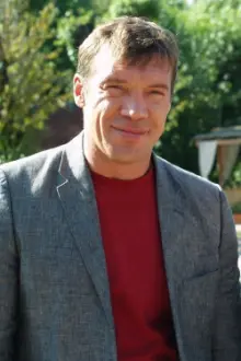 Oleg Chernov como: Alexander Komarov