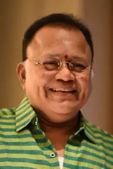 Radha Ravi como: Charmi's Father