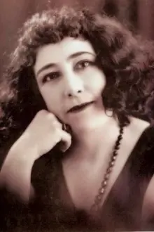 Emma Roldán como: Doña Paz