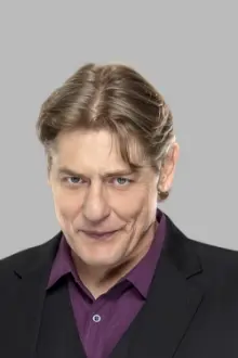 Darren Matthews como: William Regal