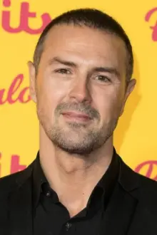 Paddy McGuinness como: Presenter