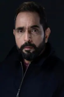 Vishwajeet Pradhan como: Pooja's husband