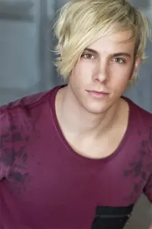 Riker Lynch como: Greg Randle