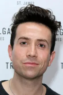 Nick Grimshaw como: Host