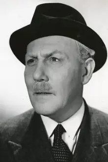 Sigurd Langberg como: Smedemester Schmidt