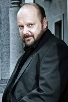 Peter Musevski como: Viktor