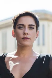 María León como: Sara