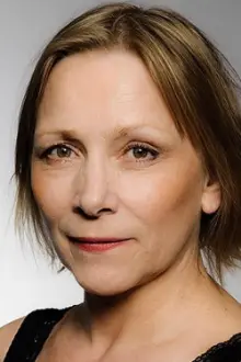 Anne Krigsvoll como: Mrs Isaksen