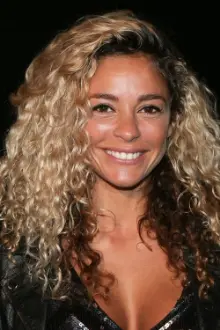 Fajah Lourens como: 