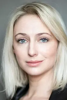 Ali Bastian como: Tara