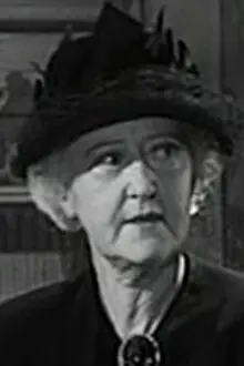 Lydia Bilbrook como: Mrs. Errol