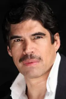 Alberto Estrella como: 