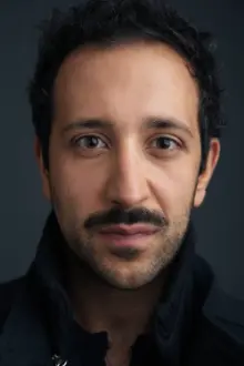 Desmin Borges como: Jon Evans